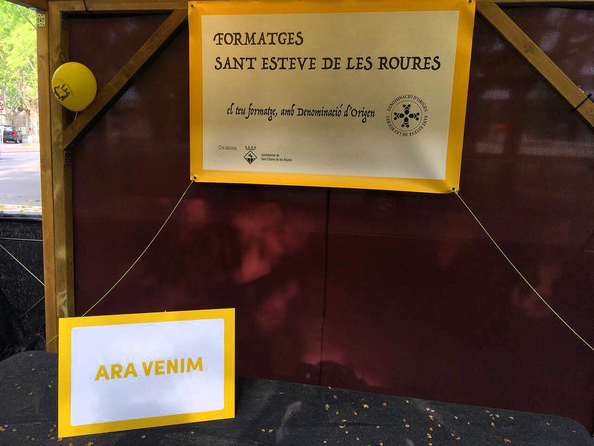 Hoy, en la Fira dels Formatges de Vic tenemos representación de los famosos quesos de #SantEstevedelesRoures