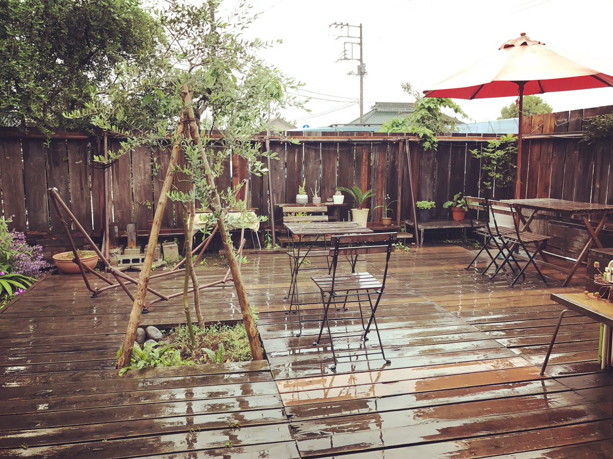 Nounou Cafe ノウノウカフェ 雨の日曜日 瑞々しく庭も潤っています 植物たちの成長の季節ですね 今週もたくさんのご来店ありがとうございました オープンカフェ ウッドデッキ 雨の日 雨の庭 植物のある暮らし グリーンのある暮らし