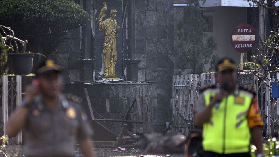 CNNIndonesia's tweet photo. Bom Surabaya: Delapan Orang Meninggal, 38 Orang Luka-luka https://t.co/I6OsWHSrYG https://t.co/YuJZU2V5R4