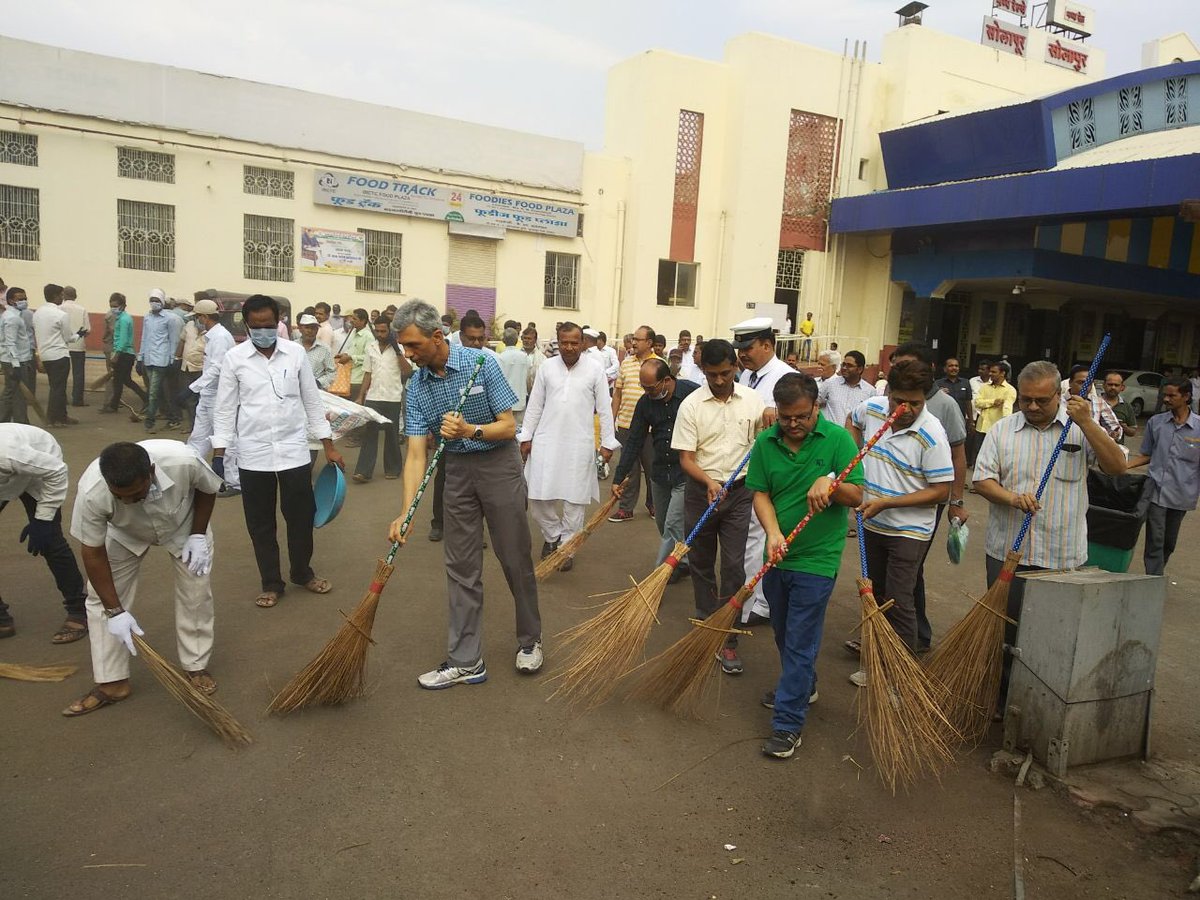 Mahashramdan at Solapur station by Dharmadhikari foundation, thousands of volunteers participated. <a href="/DrmSolapur/">DRM Solapur</a> <a href="/RailMinIndia/">Ministry of Railways</a> <a href="/GM_CRly/">GM Central Railway</a>