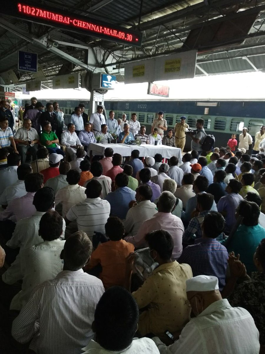 Mahashramdan at Solapur station by Dharmadhikari foundation, thousands of volunteers participated. <a href="/DrmSolapur/">DRM Solapur</a> <a href="/RailMinIndia/">Ministry of Railways</a> <a href="/GM_CRly/">GM Central Railway</a>