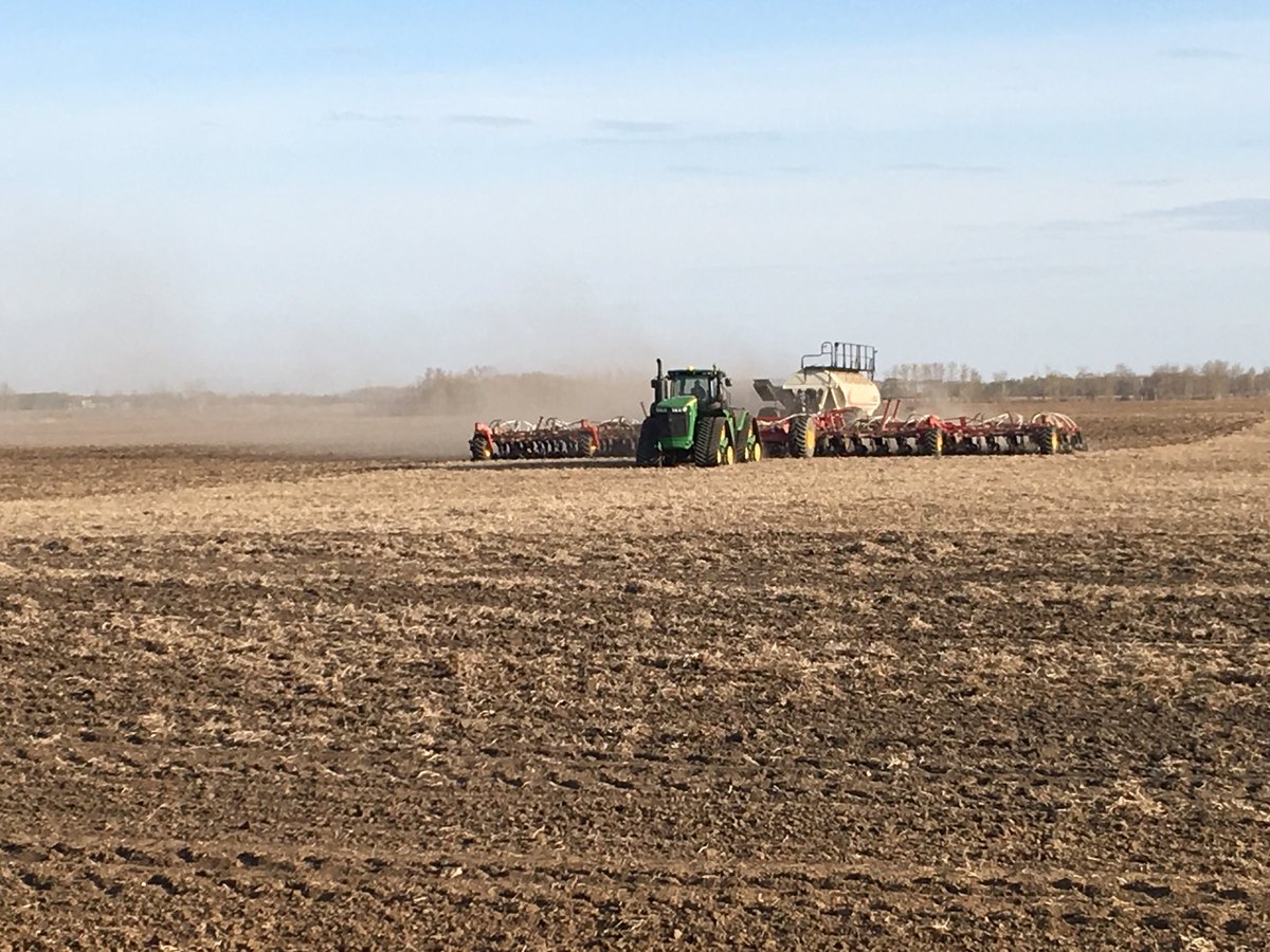 006dbond's tweet photo. Nothing better than demoing some Great equipment to our customers @GrunertSherry @BourgaultAg @PattisonAg @JohnDeere https://t.co/dkxwI2zU5c