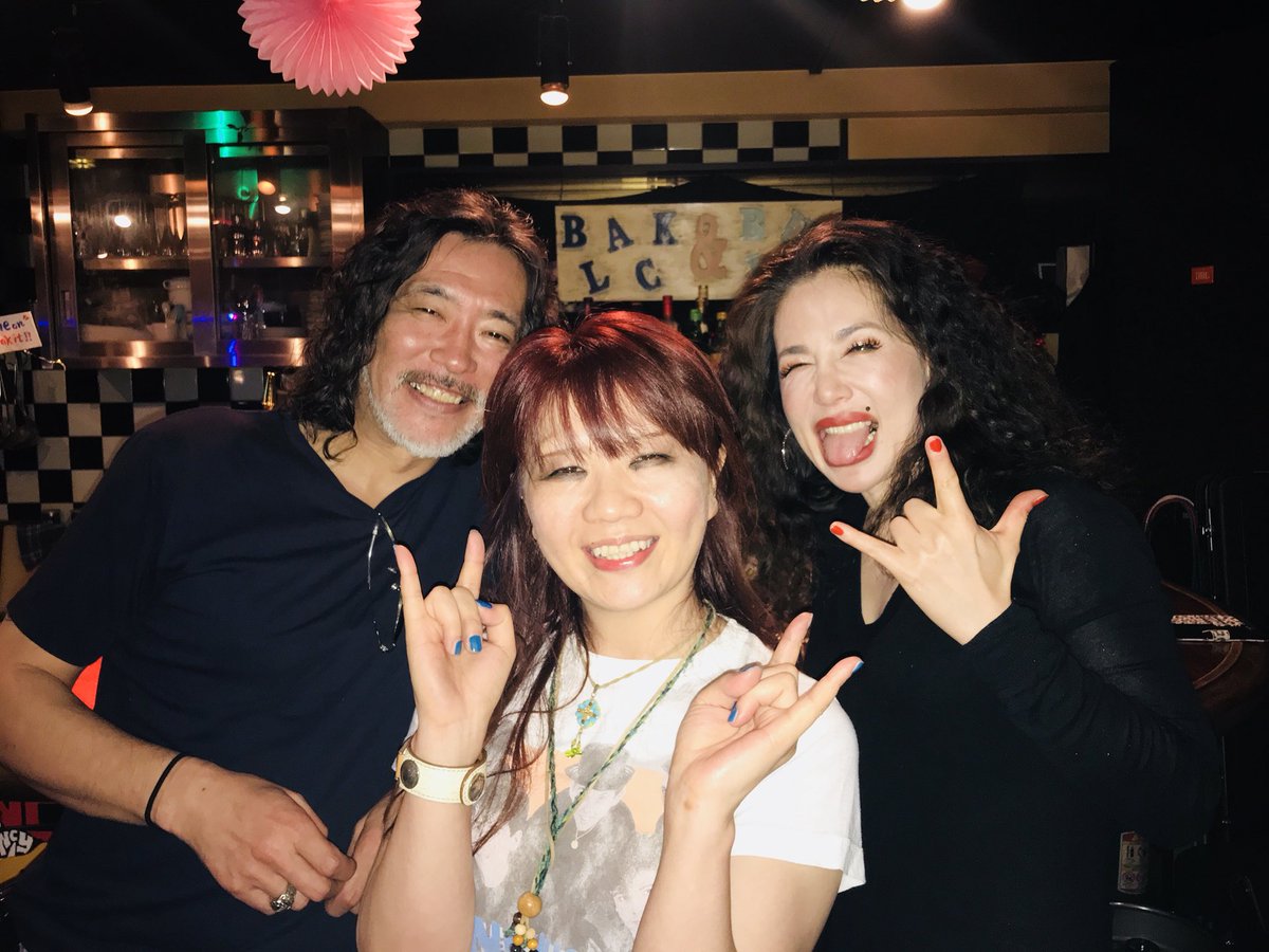 hikaruchanbach's tweet photo. 昨日はブラブル12周年。
またヤバイ女性フロントマンと出会ってしまった⚡️

シーナかと思ったゴージャスヘアに河野景子さんのような美魔女、ナイスボディーでR'n' RやブルースROCKを歌い、華やかなステージング、ハープもガンガンかます。

詳しくてステージの写真撮れなかったほどw

#EarlyNuts https://t.co/Ram8wHE5CW