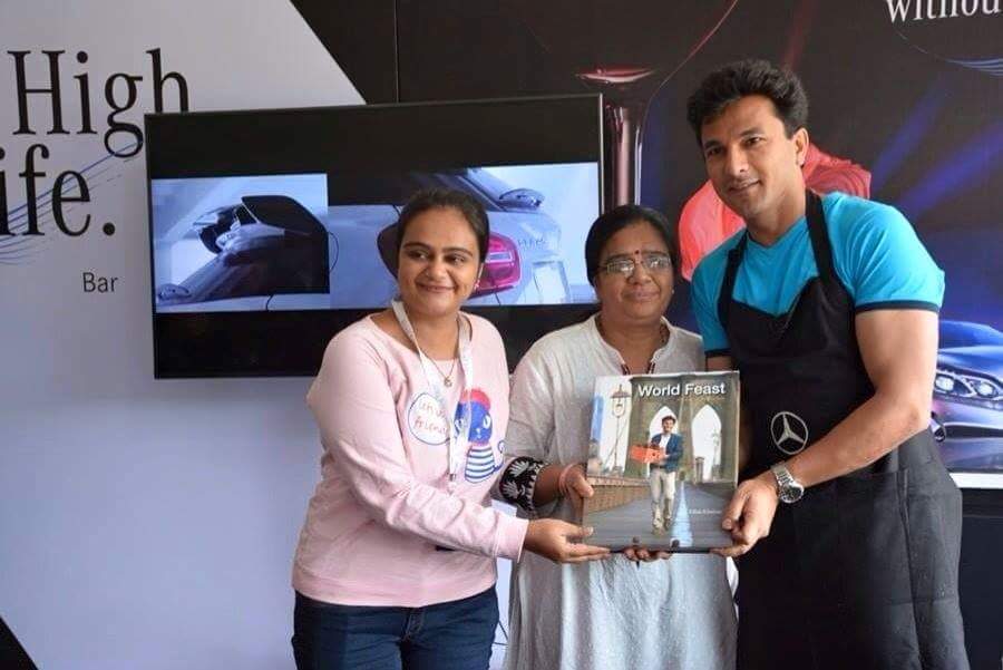 ReshmaAshar's tweet photo. @TheVikasKhanna Every day is mother's day π Thank you my friend for this memorable moment. #MothersDay #LuxeDrive #Nostalgia #WorldFeast https://t.co/XYFg4ei8rN