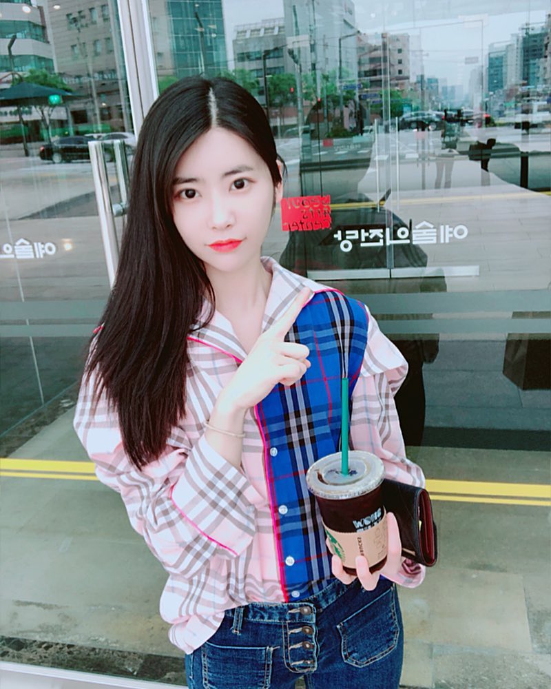 [HYUNSTAGRAM] 180513 #Huihyeon Instagram Update

'OMG OMG👁👄👁🤟🏻
#Yeodo #FirstPerformance Let's go let's go❣️
See you on VLive after it finishes'

#희현 #다이아 #DIA