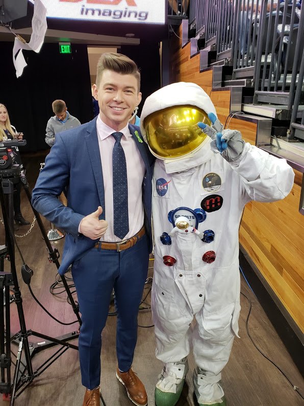 TrueRocketman's tweet photo. Trying to turn @SNkylebukauskas into a @TBLightning fan. #GoBolts @Sportsnet @hockeynight @Malektronic #SoundsPerfect https://t.co/mzrf0gyPcz