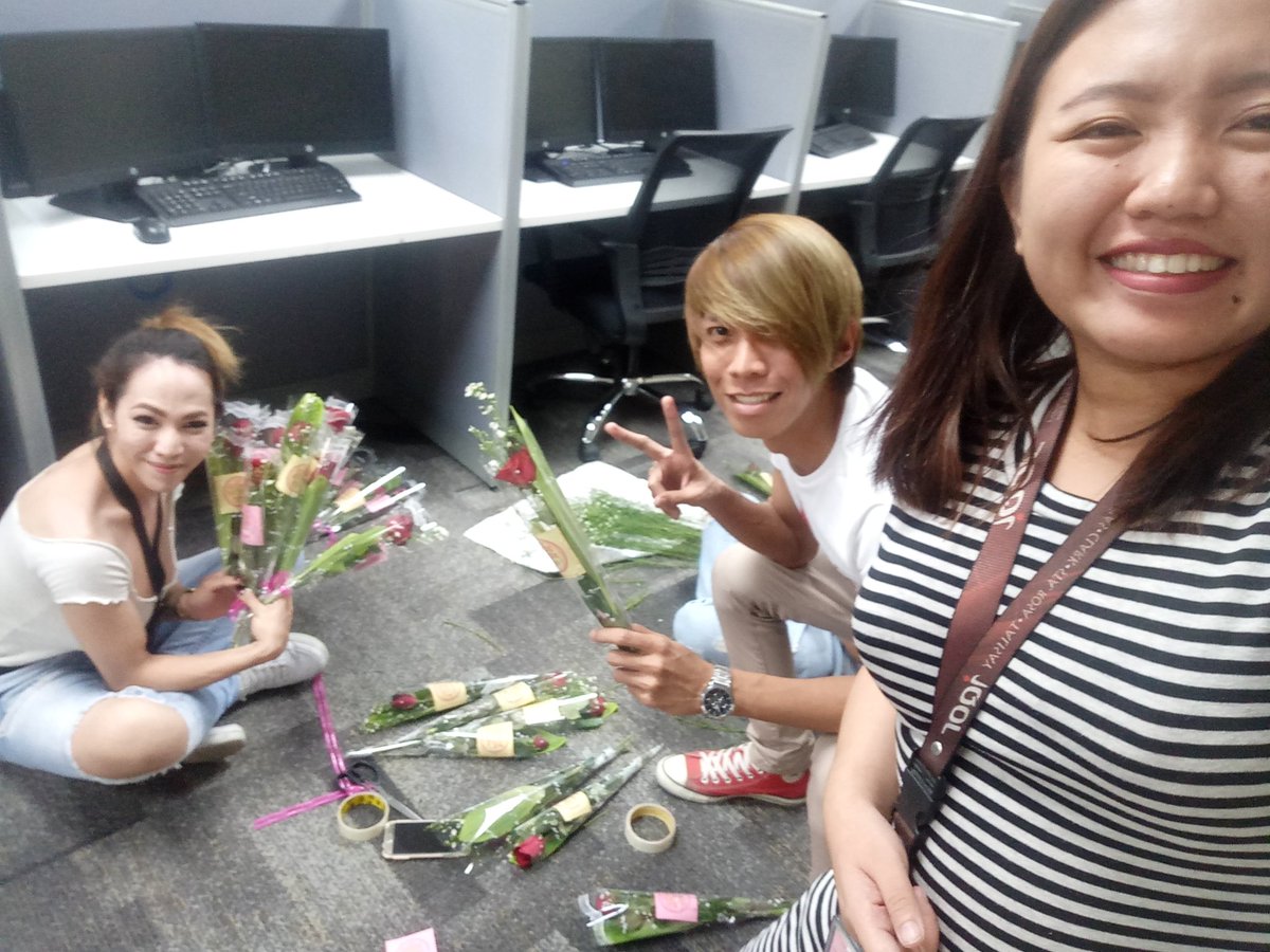 StaRowsome's tweet photo. The EE Royalties preparing for the SUPER METRO MOMS CELEBRATION 

❤❤❤

@Greg_MPCS
@jamie_mpcs
@djmjiora

#metroLife
#MetroPCS
#MetroCares https://t.co/hYO6luskpw