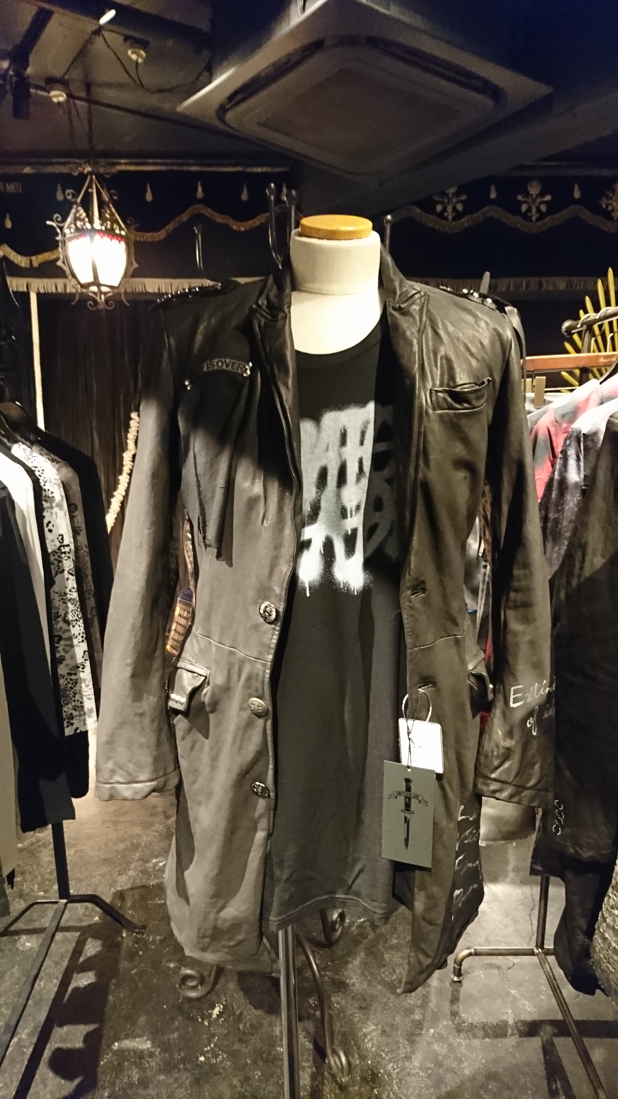 Twitter 上的 ゆう Mmxx Hydeのファッションが好きなハイヲタさんへ拡散希望 全国のroyal Flashで下記画像日程にて Hydeと元roenデザイナー高原啓さんのブランド Switchblade の展示会がありますよ 通販でしか買えないと謡われてたあの服が買えます