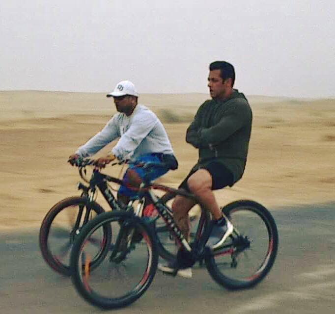 BSKFanClub's tweet photo. #SalmanKhan cycling in Jaisalmer during the shoot of #Race3! 😎 https://t.co/5AEbO3s9XJ