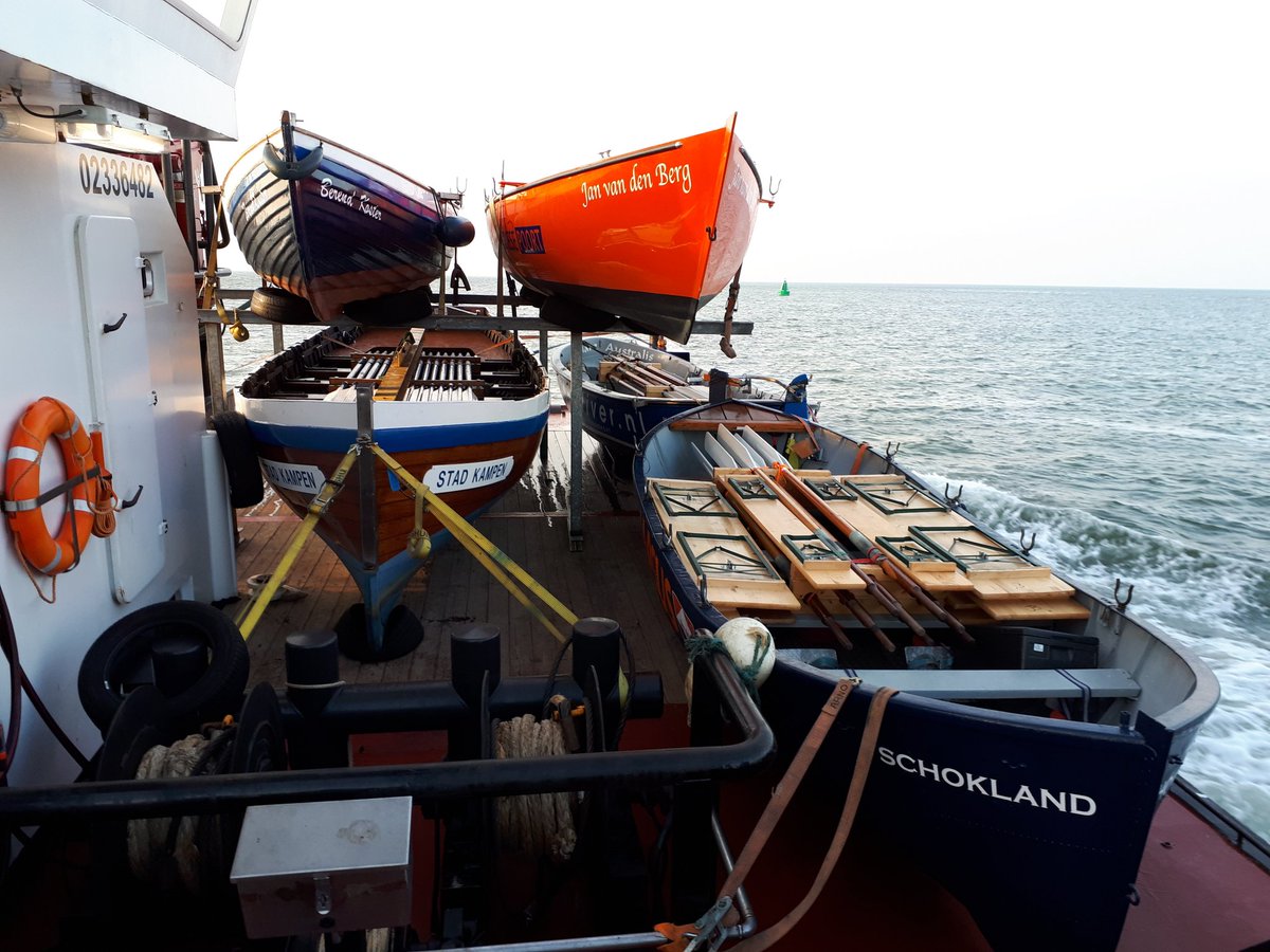 bas_snelder's tweet photo. Aan al het goede komt een eind. De sloepen weer terug naar Urk. #ht2018 @Zuyderzeeroeier @RoeiploegUrk https://t.co/5VlA9Ak4IG