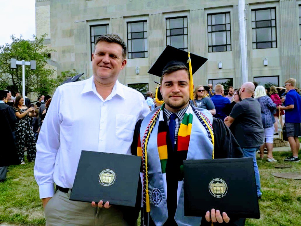 warrickrodgers's tweet photo. I did a thing y'all!
Not one, but two degrees, two minors and all because of the support of my family and friends! It's been 👌
#StingersUp #ESUClassof2018 #graduation2018 https://t.co/RyNKT6uUT7