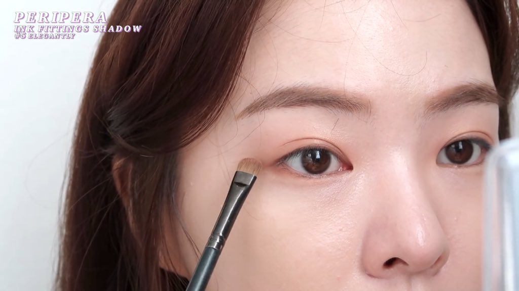 yokptr's tweet photo. ลุคนี้น่ารักมากเลยอะ เขาบอกว่าเป็นลุคของการแต่งหน้าแบบใส่แว่นตา (eyewear makeup) แต่คนไม่ใส่ก็แต่งได้นะ นี่ชอบลุคแบบนี้มากมีความฉ่ำวาวเป็นกลอสแต่ไม่ดูโตไป กำลังน่ารักพอดีเลยแล้ว beauty blogger คนนี้ก็น่ารักมาก💗 #ไว้รีวิวห้ามขายของโว้ยย #HowtoPerfect https://t.co/r4thw9VBX0
