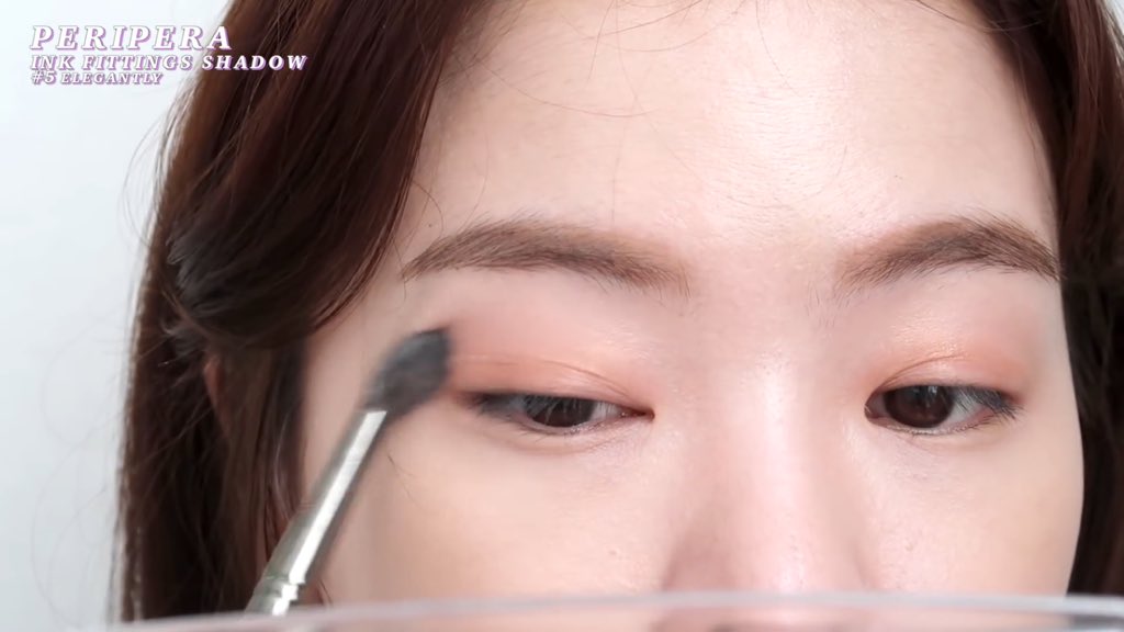yokptr's tweet photo. ลุคนี้น่ารักมากเลยอะ เขาบอกว่าเป็นลุคของการแต่งหน้าแบบใส่แว่นตา (eyewear makeup) แต่คนไม่ใส่ก็แต่งได้นะ นี่ชอบลุคแบบนี้มากมีความฉ่ำวาวเป็นกลอสแต่ไม่ดูโตไป กำลังน่ารักพอดีเลยแล้ว beauty blogger คนนี้ก็น่ารักมาก💗 #ไว้รีวิวห้ามขายของโว้ยย #HowtoPerfect https://t.co/r4thw9VBX0