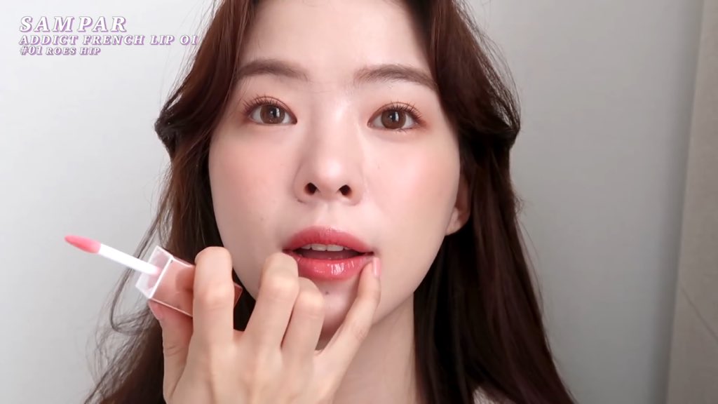 yokptr's tweet photo. ลุคนี้น่ารักมากเลยอะ เขาบอกว่าเป็นลุคของการแต่งหน้าแบบใส่แว่นตา (eyewear makeup) แต่คนไม่ใส่ก็แต่งได้นะ นี่ชอบลุคแบบนี้มากมีความฉ่ำวาวเป็นกลอสแต่ไม่ดูโตไป กำลังน่ารักพอดีเลยแล้ว beauty blogger คนนี้ก็น่ารักมาก💗 #ไว้รีวิวห้ามขายของโว้ยย #HowtoPerfect https://t.co/r4thw9VBX0