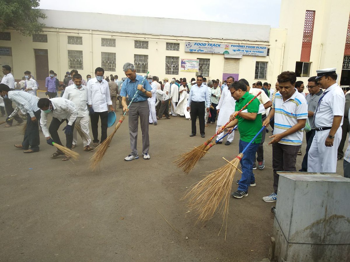 altafsur10's tweet photo. Appreciate @DrmSolapur Mr H Malhotra, @SrDCM_SUR Mr R K Sharma and large number of Railway official participating #Swachhbharatabhiyan at #Solapur stn organised by #DharmadhikariPratishthan @GM_CRly @RailMinIndia https://t.co/KdmReTkPSL
