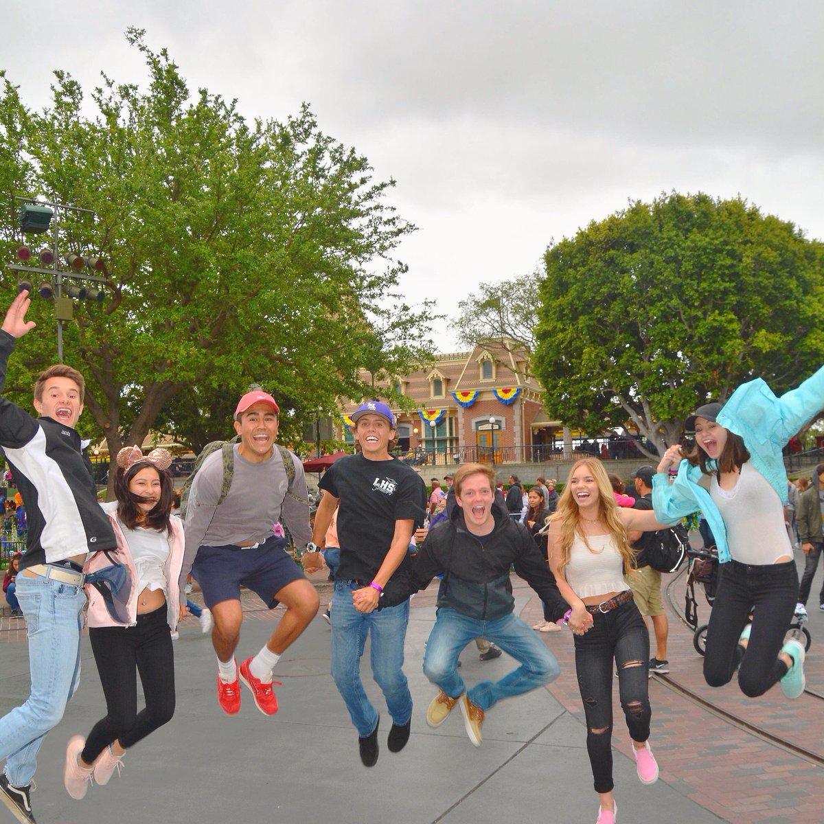 samichedester's tweet photo. No better way to end senior year than at Disney land with the best people!!!💫🎓🎆 #disneygradnite https://t.co/71HAIYPN0d