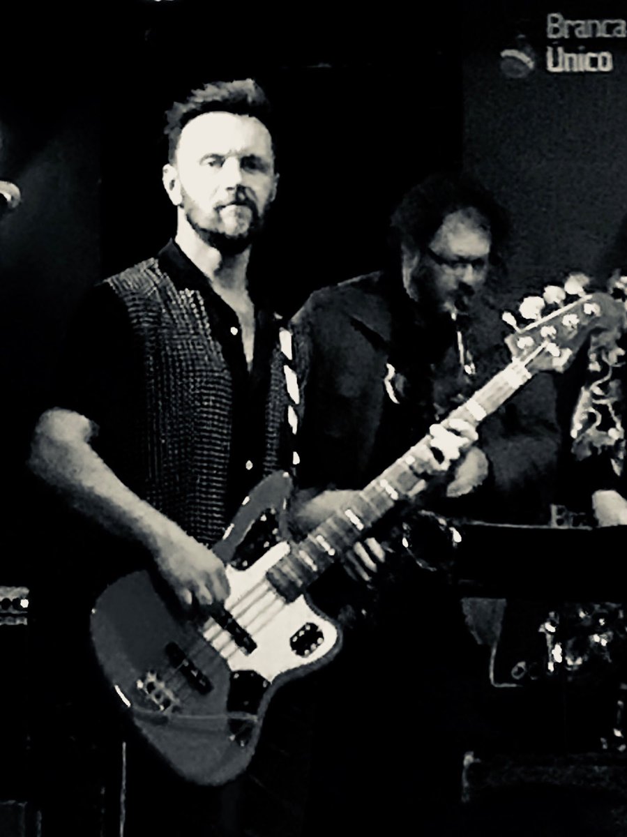 charlyfila's tweet photo. Excelente bajista! @HernanPalazzo @lapeband @sergiolapegue @mblangiardi en #LocoArte #Adrogué https://t.co/EeFB7XJ9ot