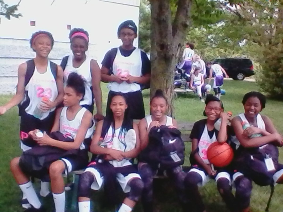 BearcatJam's tweet photo. Our @PhenomWBB 2024 got back on the winning track winning their 2nd game of the weekend 33-12 in the #QueenCity #UnderArmour Tourney Cincinnati Ohio! #RedemptionWeekend https://t.co/SU8GB4pTw8