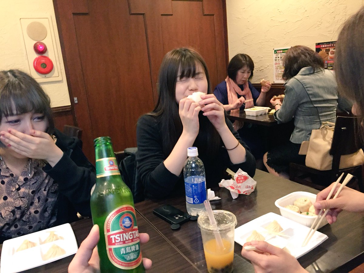 yamada_gttt's tweet photo. ライブです。雨です。中華街楽しんでます。 https://t.co/UakqlIwp5y