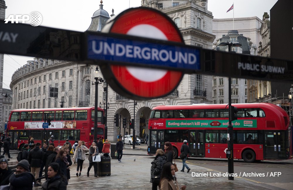 afpfr's tweet photo. Le maire de Londres veut interdire les publicités pour la "malbouffe" dans le métro et les bus https://t.co/JSXXL8c0zi #AFP https://t.co/CJp6Zh1xfs