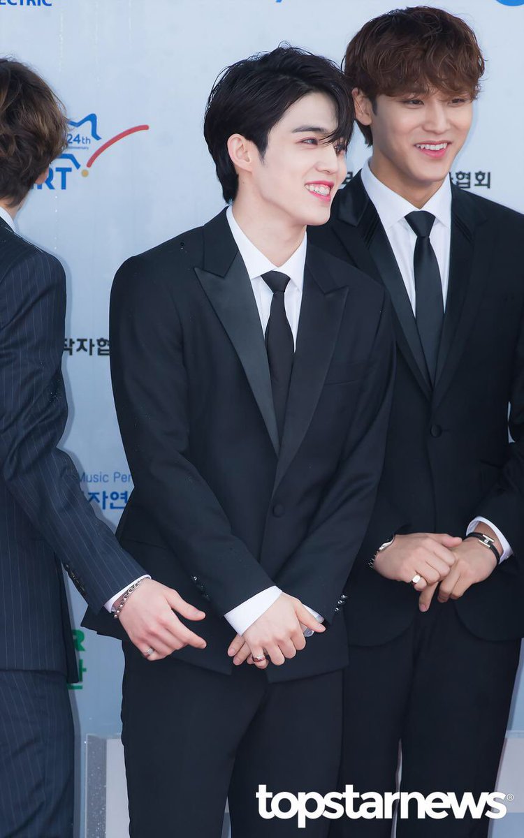cyfrlee's tweet photo. cute how there are always 2 types of headlines for seungcheol,

“vampire-like eyes”
https://t.co/L78CShc6IL

and

“sunshine-like bright smile”
https://t.co/h4JJ1Pm9nf

he’s cold and warm at the same time 😆 https://t.co/DgVcA2juiI