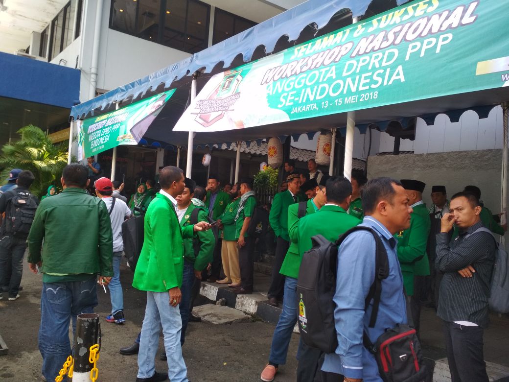 dpc_okut's tweet photo. Suasana diluar gedung pertemuan..
#PPPForJKW
#Romahurmuziy
#BimtekNasionalPPP
@DPP_PPP @MRomahurmuziy @pppsumsel https://t.co/qTqqb4fFwf
