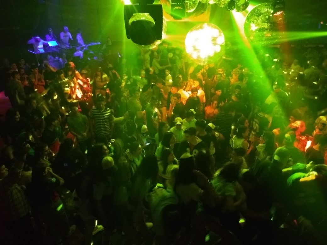 GgtDiscoFcion's tweet photo. Esto es @fest_2018 💣💥 Veniteeee🔥 LA MÁXIMA DIVERSIÓN NO PARA❗#IRREPET18LE🕺🎉 Y LA PROMO 18 EXPLOTAAA🐶🥂 https://t.co/aafiVbSgnj