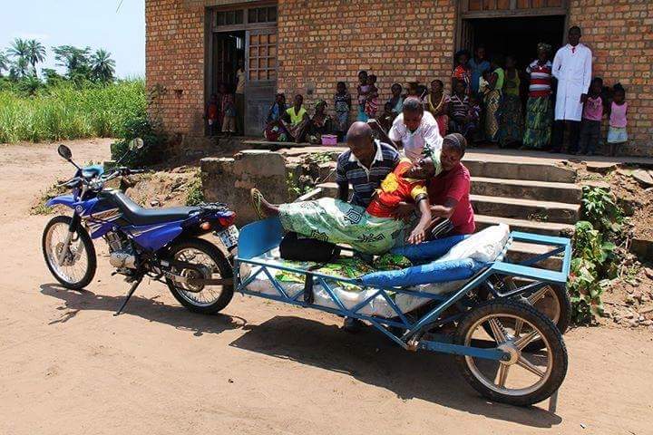 FightForDRC's tweet photo. Quand l'ETAT n'existe plus, la population ne se laisse pas abattre, elle se debrouille autrement! La révolution de la modernité en RDC : Des MOTO-AMBULANCES comme meilleure solution dans un pays qui n'a pas des routes! https://t.co/T38PlEvg0J