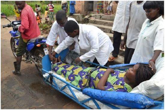 FightForDRC's tweet photo. Quand l'ETAT n'existe plus, la population ne se laisse pas abattre, elle se debrouille autrement! La révolution de la modernité en RDC : Des MOTO-AMBULANCES comme meilleure solution dans un pays qui n'a pas des routes! https://t.co/T38PlEvg0J