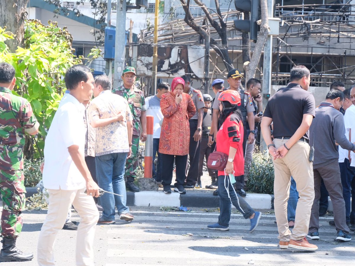 BanggaSurabaya's tweet photo. #SurabayaStrong #SurabayaSafe Bu Risma memantau langsung di lokasi ledakan di Jalan Arjuno. Semua tetap tenang, hubungi 112 bila ada kejadian darurat https://t.co/Uy58xDp750