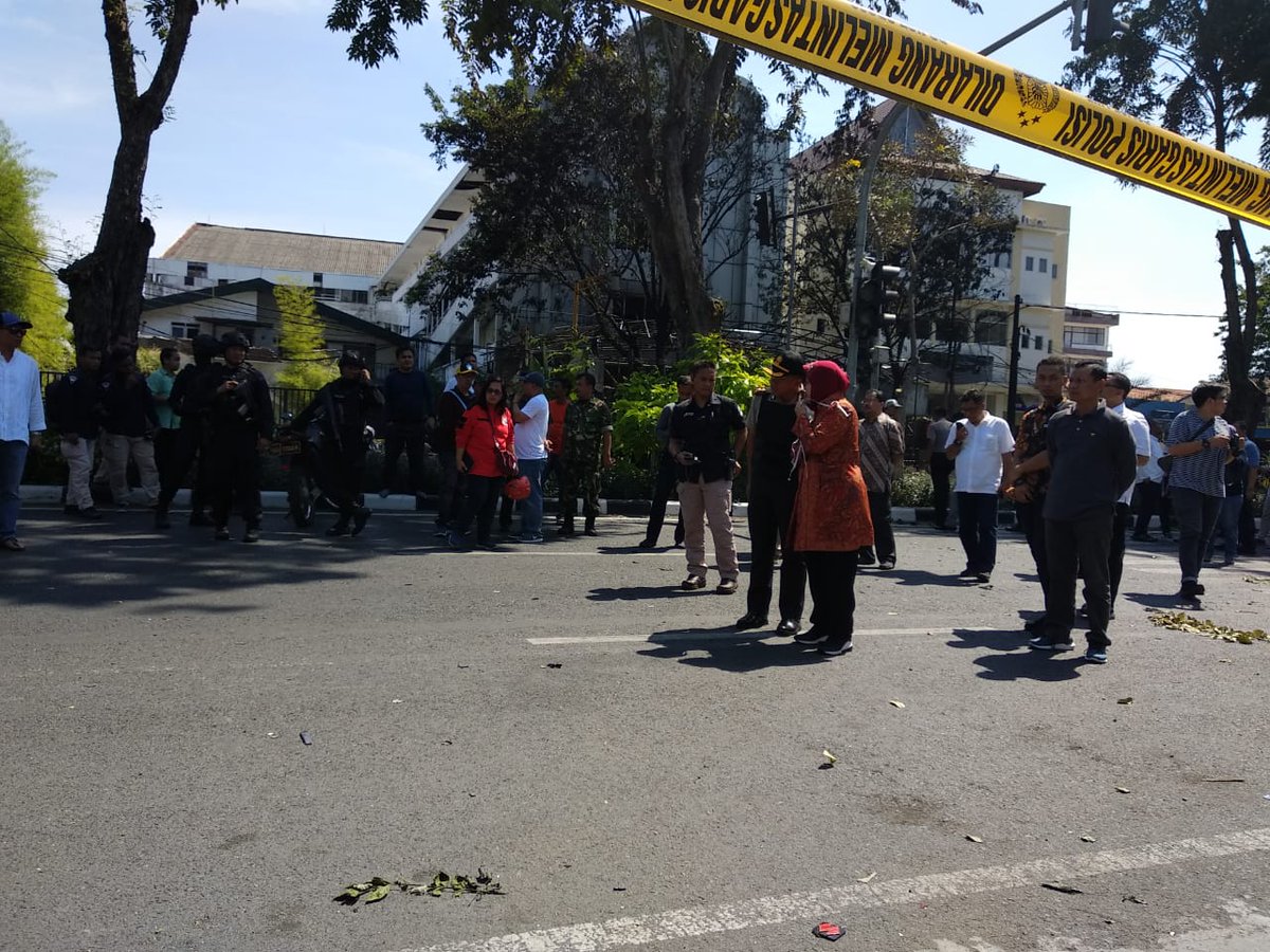 BanggaSurabaya's tweet photo. #SurabayaStrong #SurabayaSafe Bu Risma memantau langsung di lokasi ledakan di Jalan Arjuno. Semua tetap tenang, hubungi 112 bila ada kejadian darurat https://t.co/Uy58xDp750
