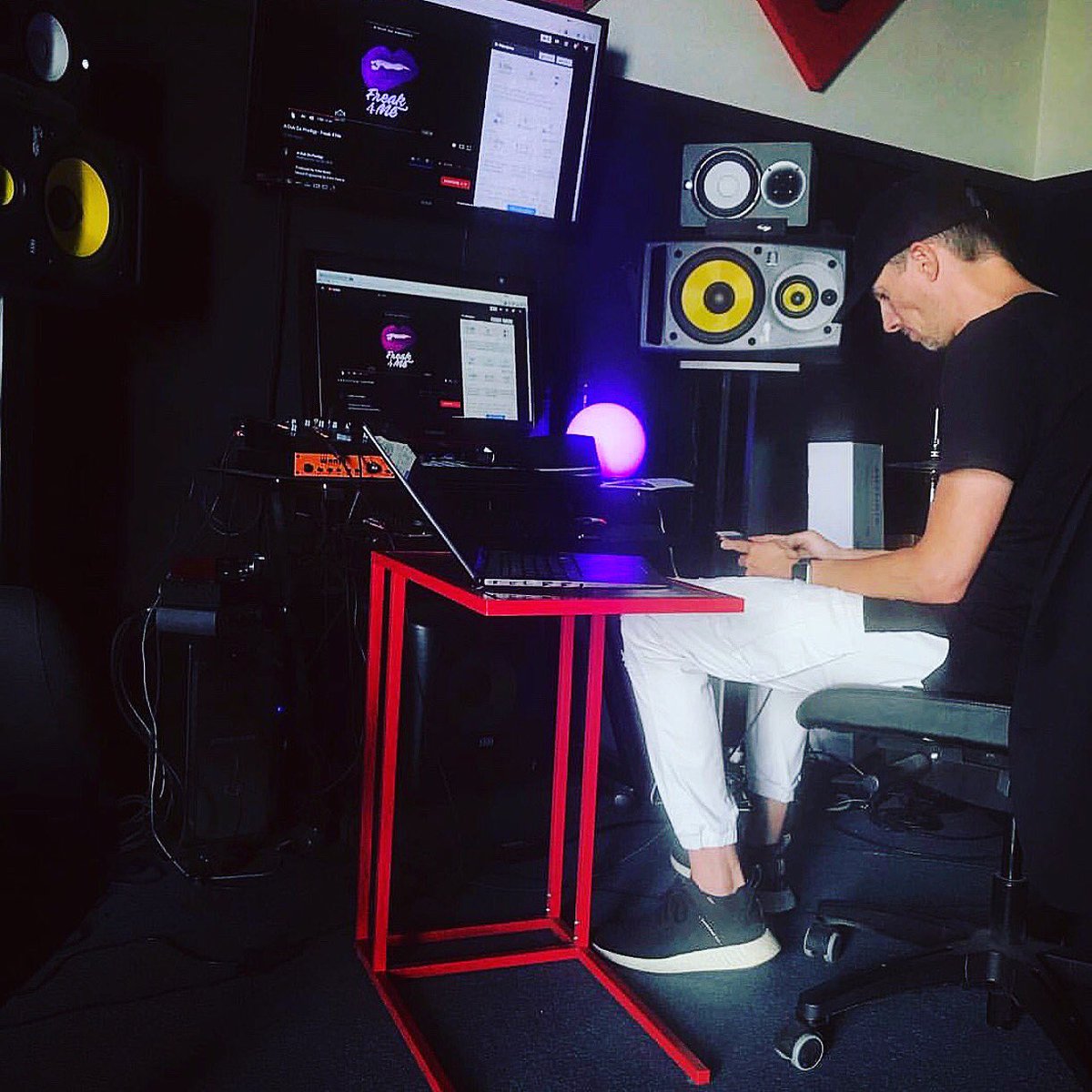 ChrisClutch57's tweet photo. @TrackKillersApp HQ putting together the master plan with my team and plugging my music fam into the special moves we are making. #TrackKillers #Stocks #Tech #Apps #Music #NoHo #Producers #Artists #Songwriters #Musicians #MusicLove ๐ https://t.co/aOqOK7FO4L