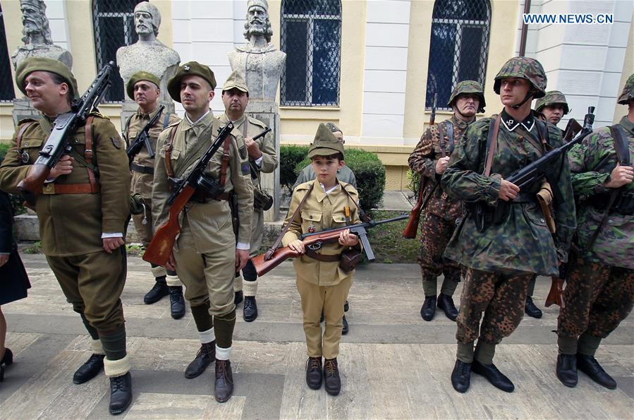 ChinaDaily's tweet photo. Members of various historic organizations presented imitation and original uniforms on the open day of Romania's National Military #Museum. (Photo: Xinhua) #AncientArmy https://t.co/0c9eIMfRl7