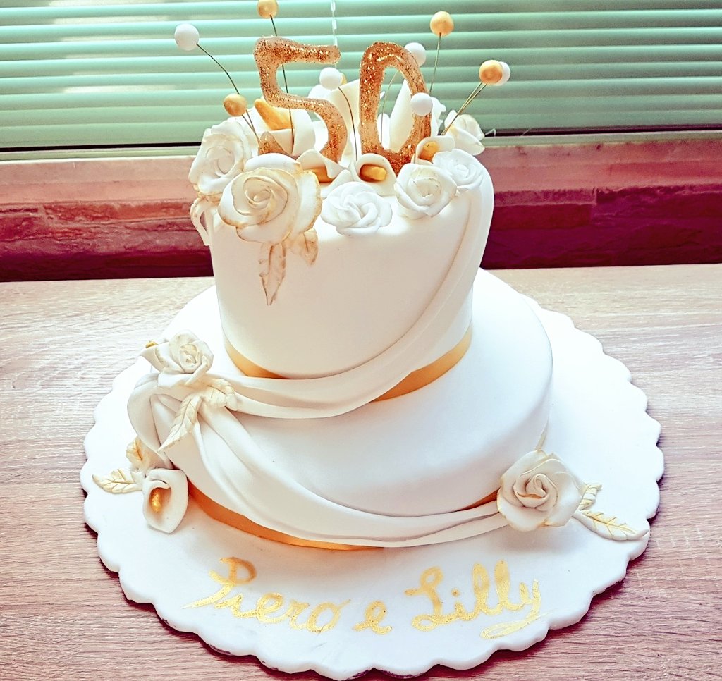 DolCetty1's tweet photo. #cake #CakeDecorating #cakedesign #sugar #GOLD #anniversary #wedding https://t.co/wMiuRHLLAU