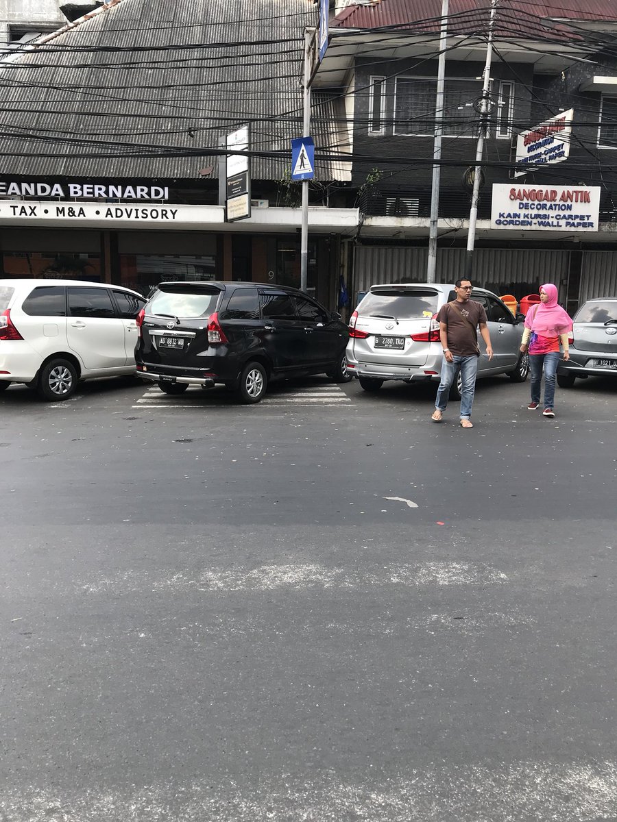 Ini yg salah adalah petugas parkir. Saya sdh mengamati satu jam dari cafe. Saya pun Sudah beritahu petugasnya tapi malah dicuekin. Dan  Zebra cross utk <a href="/JalanKaki/">JalanKaki</a> di Menteng Huis ini semakin hilang dan akhirnya menjadi parking lot. Pdhl ada walking sign board above@trotoarian