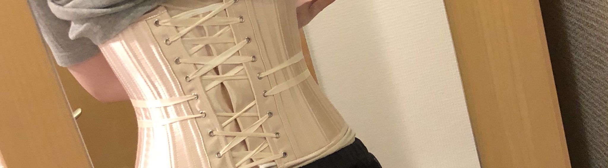 Mai 元鈴木さんオススメコルセット届きました アラサー猫背腰痛持ち反り腰お腹手術歴あり下腹ぽっこりウエスト70cmと難ありの私 Sサイズ着用でこんな感じでした 無茶してxs買わなくてよかったw 仕事中は腰痛用コルセット使うので毎日家にいる短
