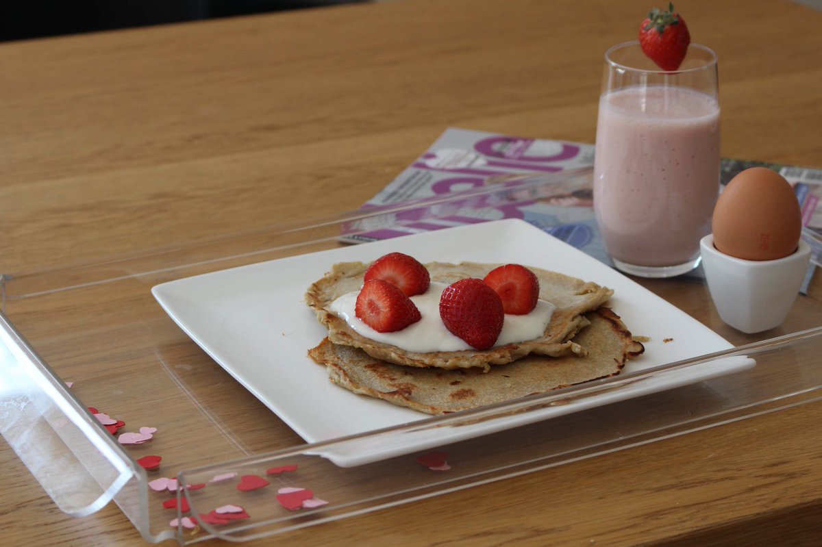 Gezond #ontbijt voor #moederdag! youtu.be/MRvkG5rosJM 😇 meer op mijnmomentum.nl #smoothie #pannenkoek #pancakes #koolhydraatarm #dieet #afvallen #gezond #aardbeien #banaan #fruit #recept #gezondrecept #retweet