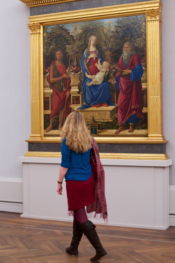 qikipedia's tweet photo. Photographer Stefan Draschan spends hours in museums to find perfect, serendipitous matches between artwork and visitor. https://t.co/WC2gZqETmy