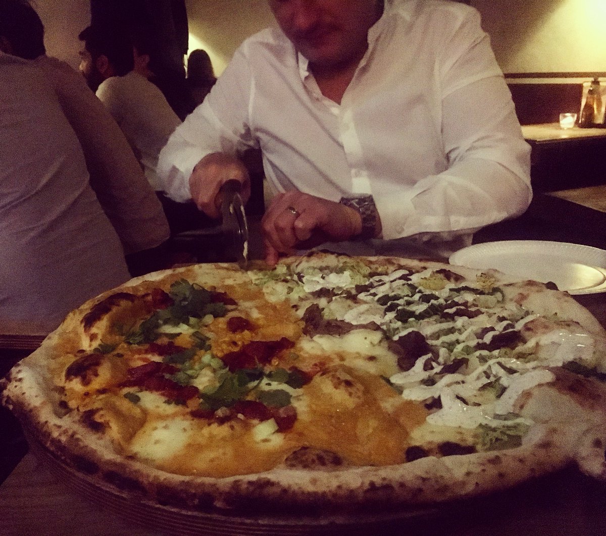 Beyond amazing Pizza at <a href="/homesliceLDN/">Homeslice</a>, Husband left in for scale 🍕

#Pizza #Husband #LondonDining #HomeSlice #LDN #HalfandHalf #GiantPizza #QualityAndQuantity