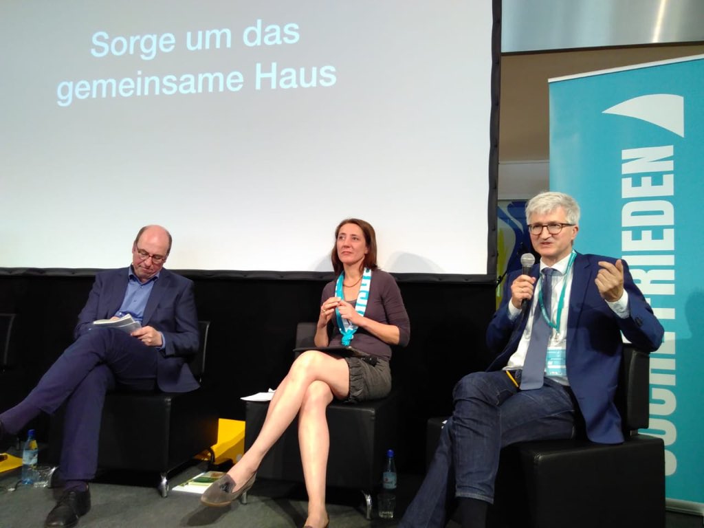 Engagierte Debatte: Der Münchner Theologe Markus Vogt (rechts) nimmt beim #Klimaschutz die Kirchen stärker in die Pflicht. Mit auf dem Bild: Ellen Ueberschär von der Heinrich-Boell-Stiftung und Markus Büker von MISEREOR. @katholikentag #kt18 #ktweltkirche #LaudatoSi