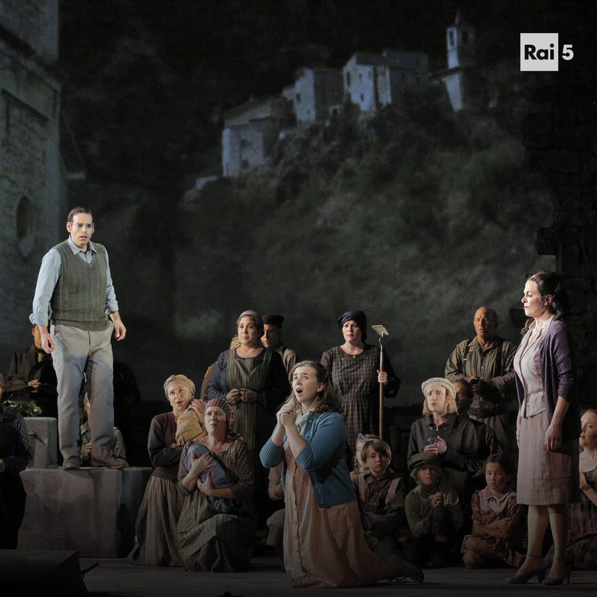 raicinque's tweet photo. Alle 10.10 il 2° appuntamento con il ciclo di opere di autori del secondo Novecento: #LaCiociara di #MarcoTutino, diretta da @giuseppefinzi.
Basata sul capolavoro di #AlbertoMoravia, l'opera è recentemente andata in scena in prima europea al @teatro_lirico di Cagliari. https://t.co/MOSA2wNA0P