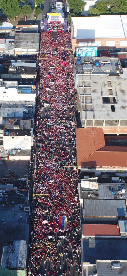 EdgarBlanco_VE's tweet photo. ¡IMPRESIONANTES FOTOS! Un mar de pueblo colmó la Av. Bolívar de Maracay para respaldar al Candidato Presidente del Frente Amplio de la Patria @NicolasMaduro
#YoVotoPorMaduro 

¡Rumbo a consolidar la Venezuela Potencia Indestructible!!!!!!!! @TareckPSUV https://t.co/4B1yXc0Xha