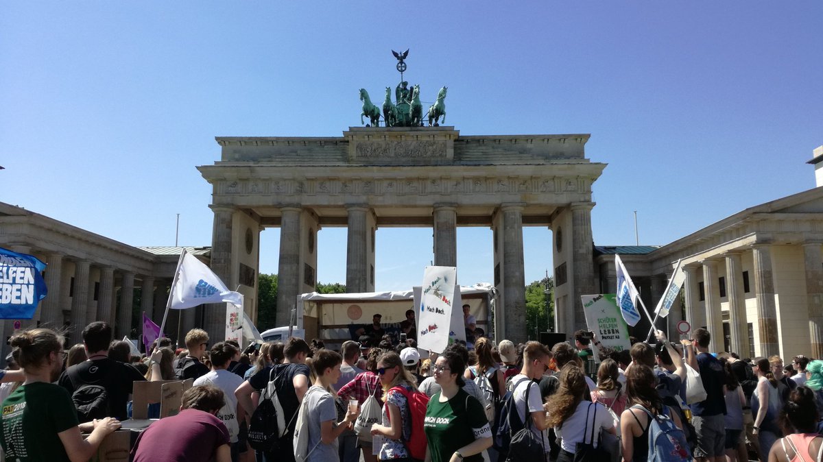 SozialerTag's tweet photo. Ankunft am Brandenburger Tor bei der #pat2018 Demo mit Auftritt von Jonas Monar 🎵🎤🎉 #sozialertag #machdoch Seine Botschaft: Lasst uns gemeinsam zeigen, dass wir was bewegen können! https://t.co/W7cQIocUgE
