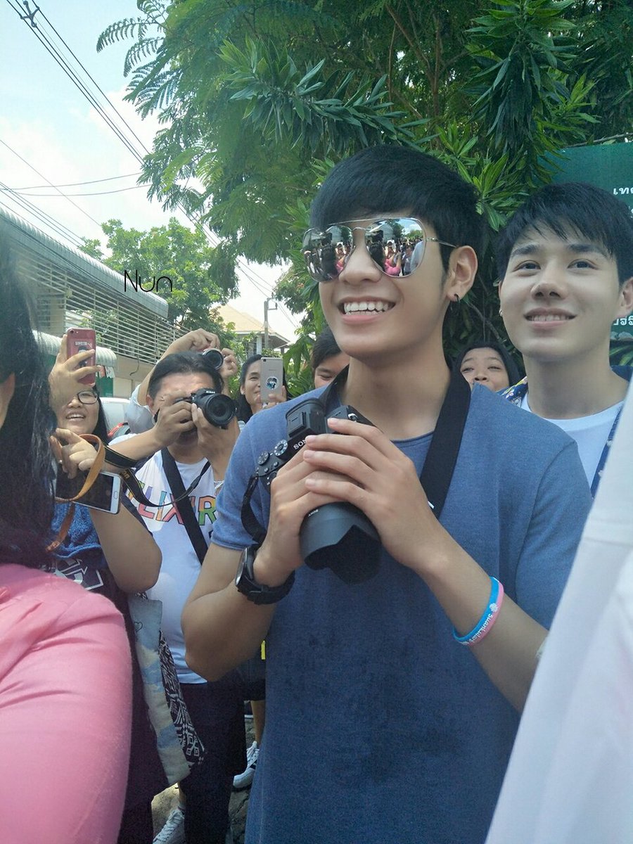Moonoi246's tweet photo. วันนี้พี่สิงบอกว่าพี่สิงมาเป็นตากล้อง 
ตากล้องหล่อบอกต่อด้วยค่า 
หล่อมากกกกกกก ใจบางเท่ากระดาษแล้วค่ะ
😊😊😊
#สมุนจ้าวป่า #SingtoPrachaya https://t.co/130gAFor5M