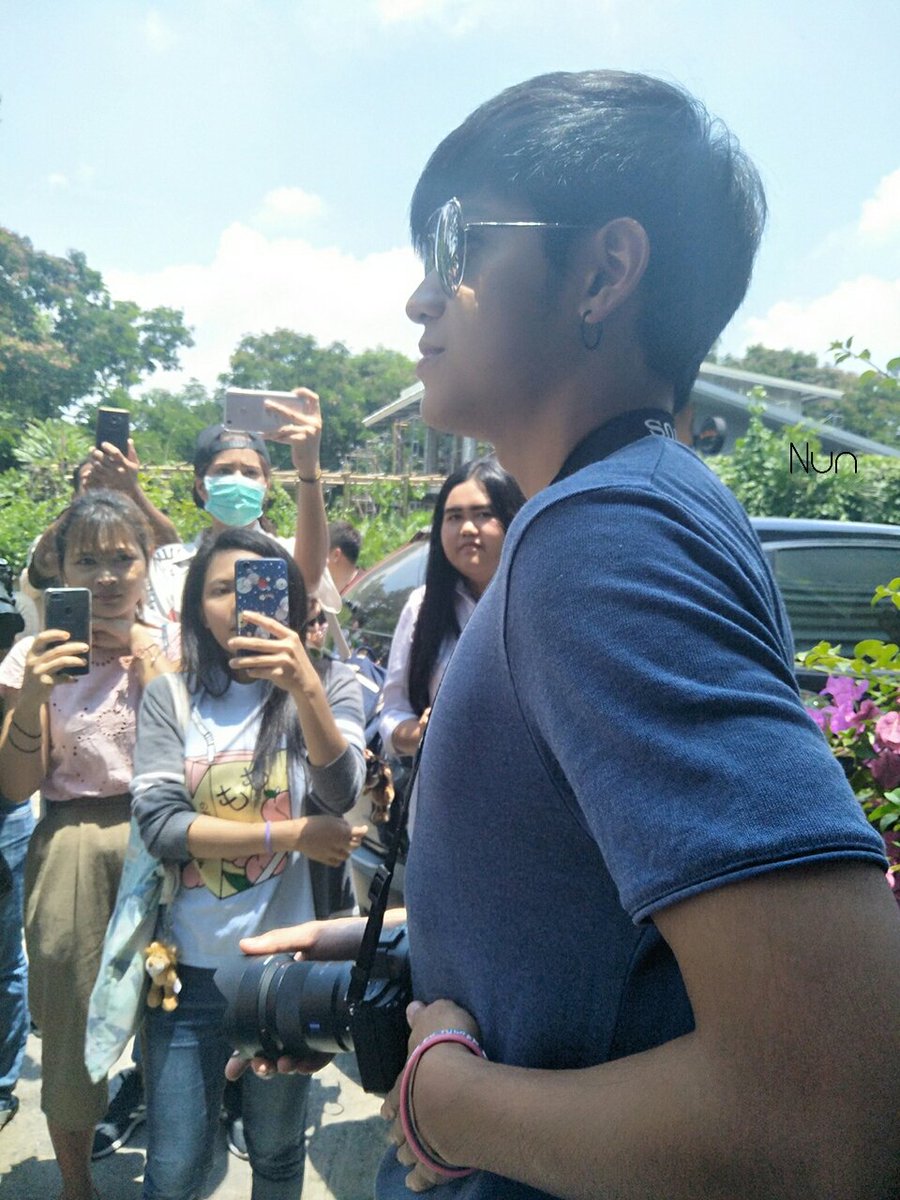 Moonoi246's tweet photo. วันนี้พี่สิงบอกว่าพี่สิงมาเป็นตากล้อง 
ตากล้องหล่อบอกต่อด้วยค่า 
หล่อมากกกกกกก ใจบางเท่ากระดาษแล้วค่ะ
😊😊😊
#สมุนจ้าวป่า #SingtoPrachaya https://t.co/130gAFor5M
