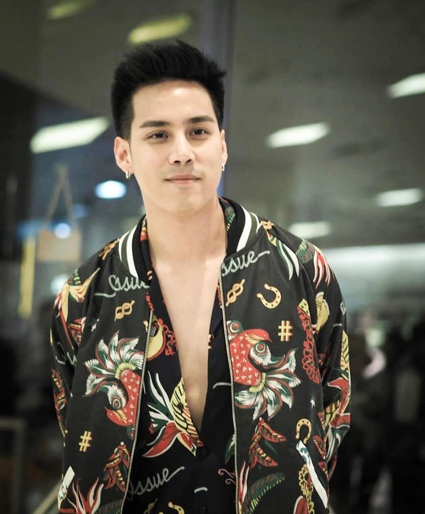 issue_thailand's tweet photo. หนุ่มๆ กับเสื้อแจ็คแก็ตของอิชชู่
ใส่ได้ทั้งงานทางการหรืองานสบายๆ
คู่ใจของหนุ่มๆ เขาเลยล่ะ
#issuethailand
Cr.ขอบคุณเจ้าของรูปด้วย https://t.co/qhglrkWAi5