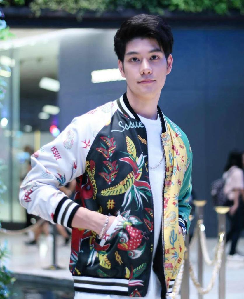issue_thailand's tweet photo. หนุ่มๆ กับเสื้อแจ็คแก็ตของอิชชู่
ใส่ได้ทั้งงานทางการหรืองานสบายๆ
คู่ใจของหนุ่มๆ เขาเลยล่ะ
#issuethailand
Cr.ขอบคุณเจ้าของรูปด้วย https://t.co/qhglrkWAi5