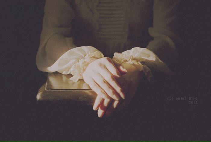 H600_'s tweet image. وماتت بقربك احلام قلبي
وتاهت امانيه بين الضباب
فلملمتُ عمرى ولم يبقى سوى
يتيم يريد الجواب
لماذا رسمت لي الحب بحراً
وماانت في العمر الا سراب