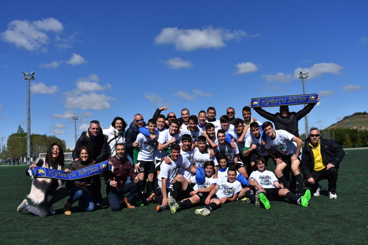 CDInterVA's tweet photo. Nuestro Cadete A se ha proclamado CAMPEON al vencer por 0-8 esta mañana. Un espectacular trabajo en todos los aspectos por parte de Ruiz, Toño y Javi sumado a un sensacional grupo de jugadores, padres y madres nos has permitido conseguir el título liguero. #APorElSector ⚫🔵 https://t.co/xKegOnwmwk