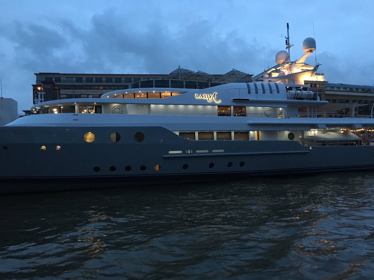 HappyDaysEvents's tweet image. Lucky enough to be cruising along the Thames on a Photo Booth booking and spot this casually parked up @Lord_Sugar #MustOfPopOutForSomeMilk